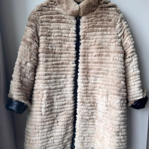 Stylish REVERSIBLE coat with fur by Adrienne Landau. - Picture 4 of 6